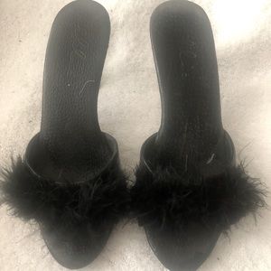 ⭐️ Ellie Sexy black feathered kitten heel slipper clear heel Like new 7